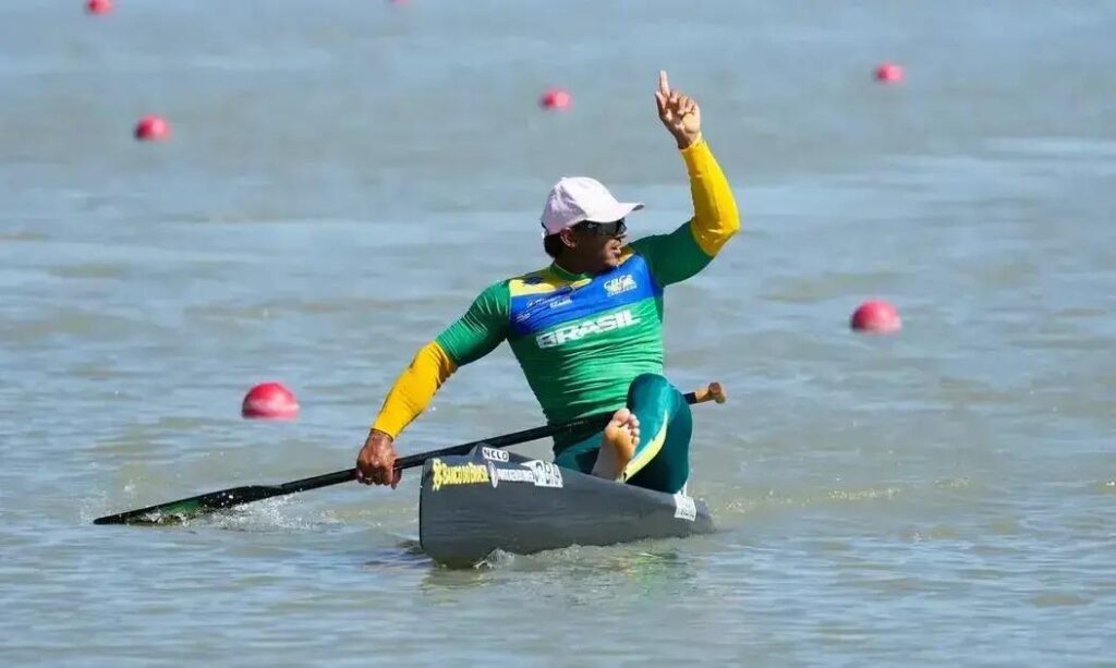 Isaquias Queiroz conquista ouro na Copa do Mundo de Canoagem