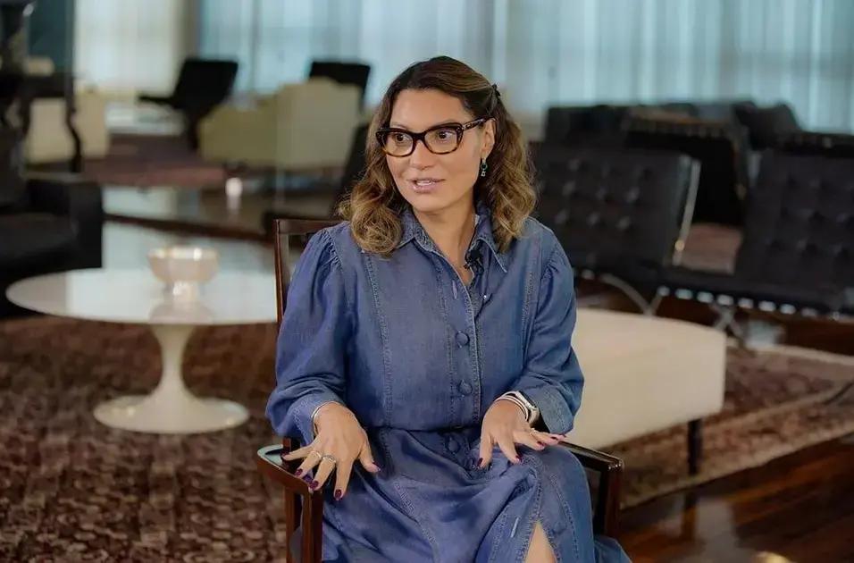 Justiça recebe ação contra primeira-dama por viagem à Rússia