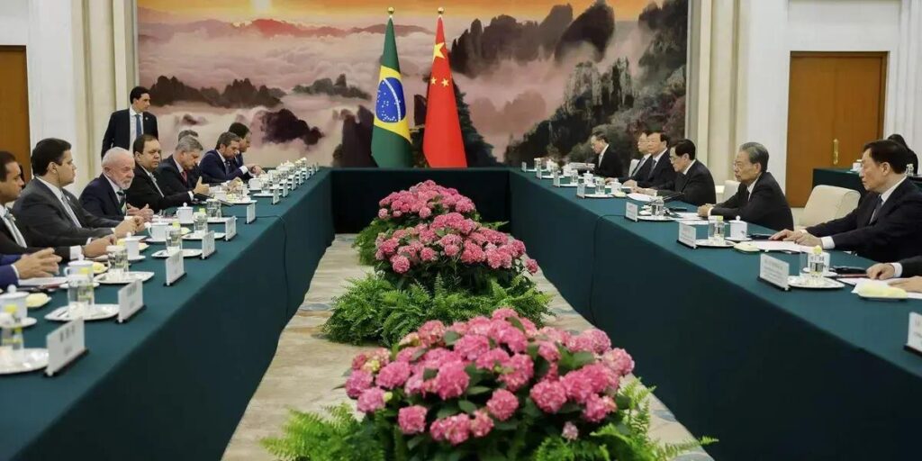 Lula e China: Parcerias impulsionam infraestrutura e saúde brasileira