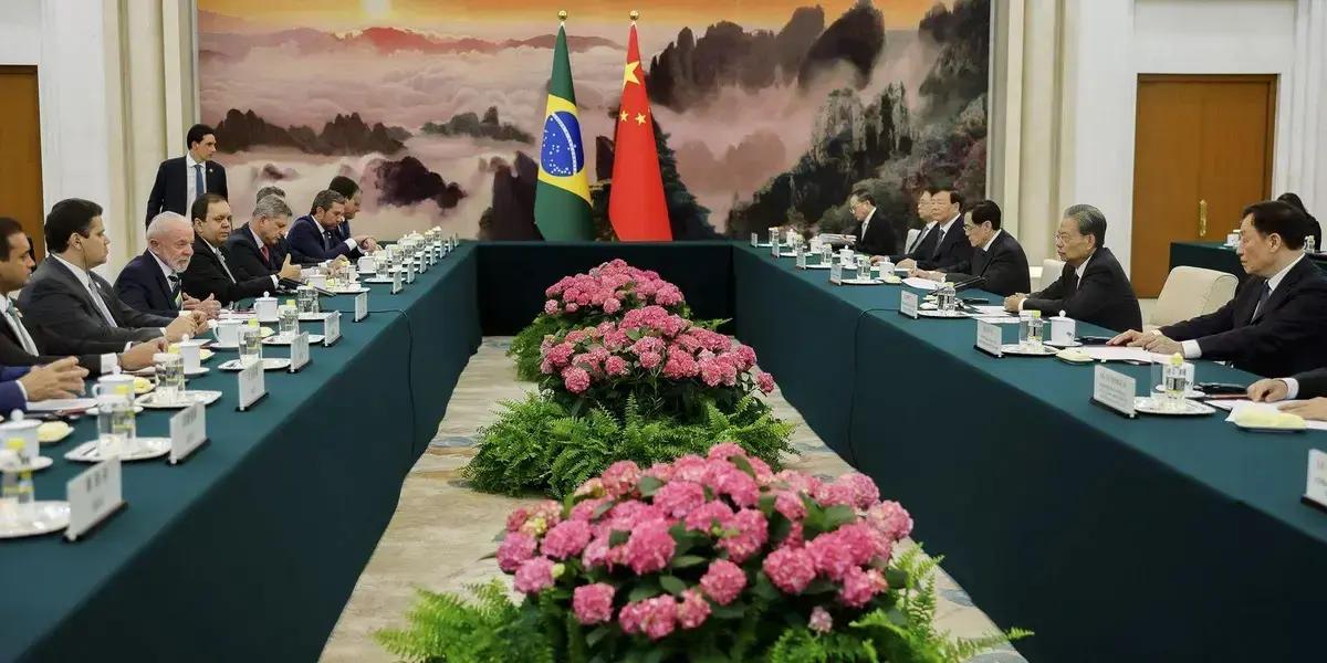 Lula e China: Parcerias impulsionam infraestrutura e saúde brasileira