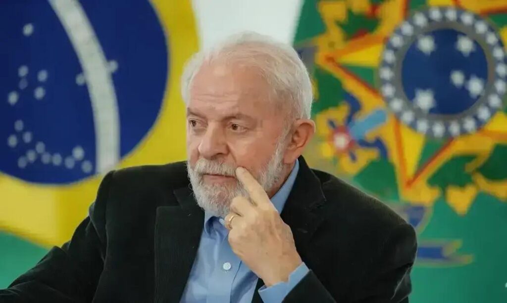 Lula enfrenta vaias e aplausos em reunião com prefeitos em Brasília