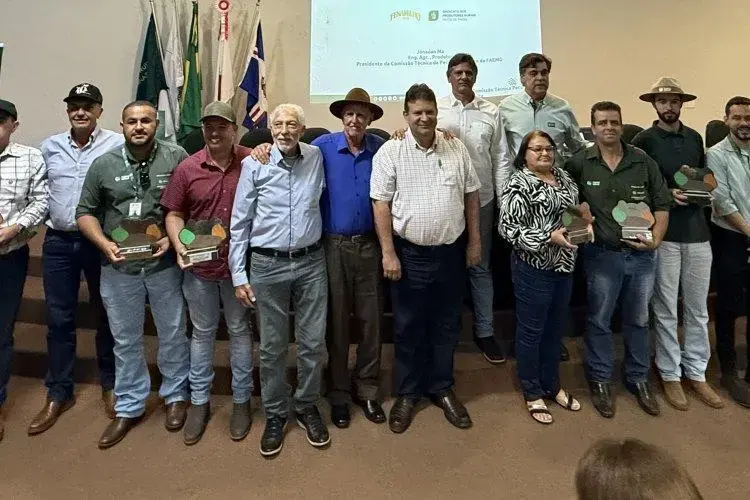 Produtores destaque do ATeG são premiados na Fenamilho