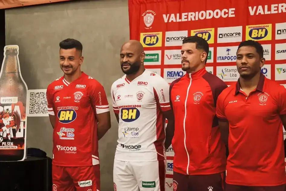 Valeriodoce celebra lançamento de camisa e cerveja oficial com torcida