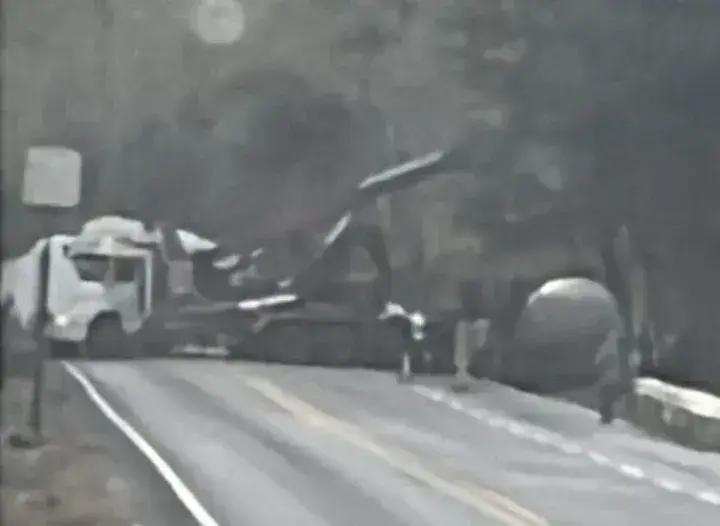 Acidente na BR-381: Carreta de cimento tomba em João Monlevade e motorista é ferido