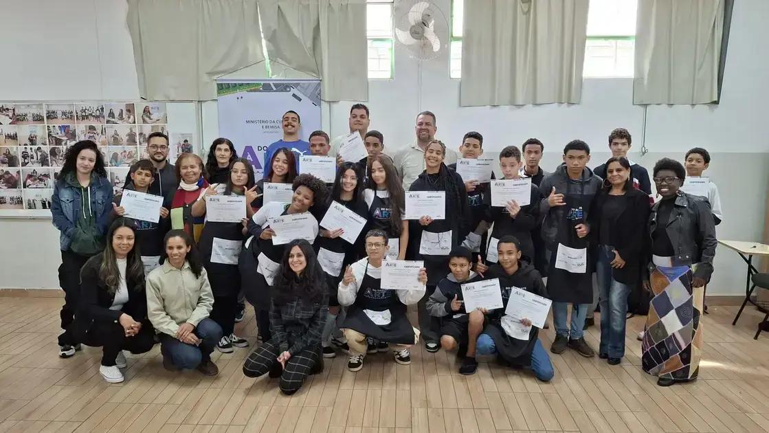 Alunos do Centro Educacional transformam lixo eletrônico em arte e inovação