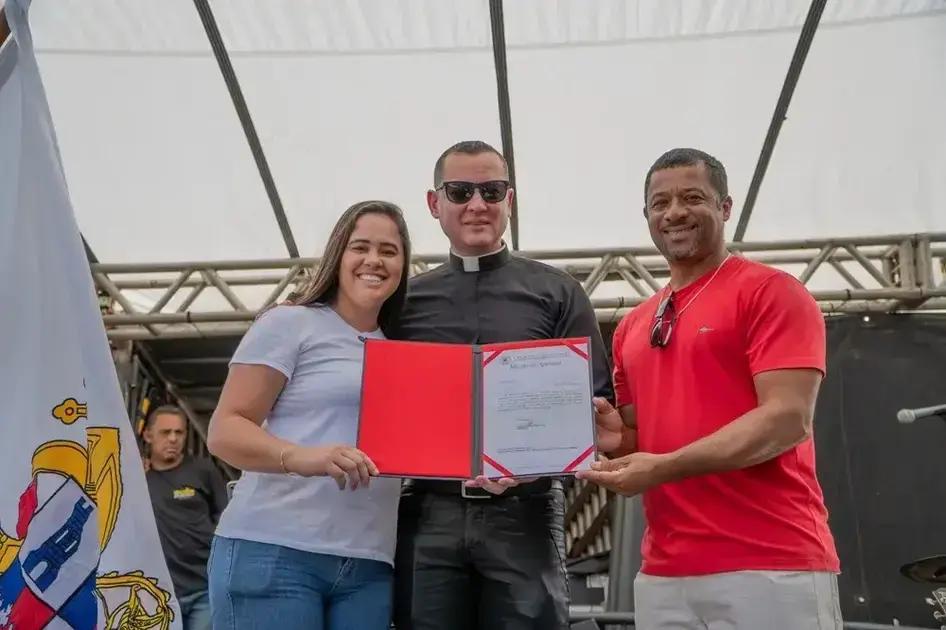 Câmara Municipal presta homenagem ao padre Ueliton na Festa do Caminhoneiro