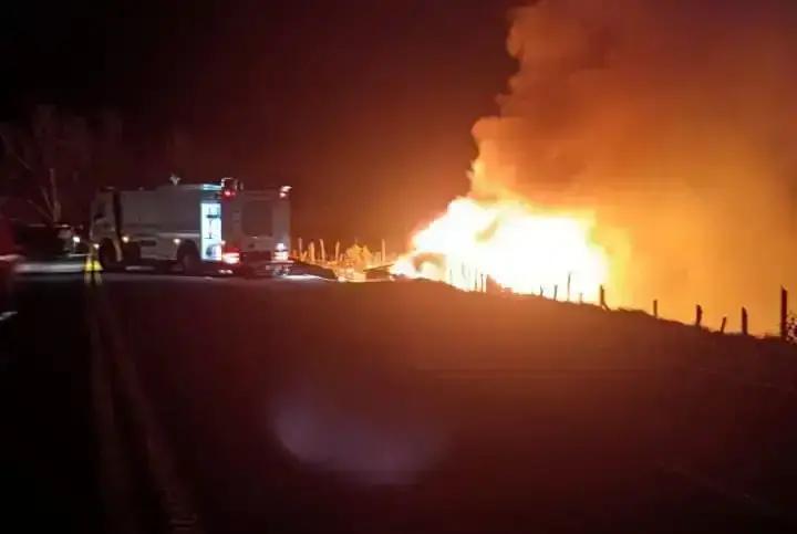 Carreta de combustível cai em ribanceira e causa explosão na BR-381