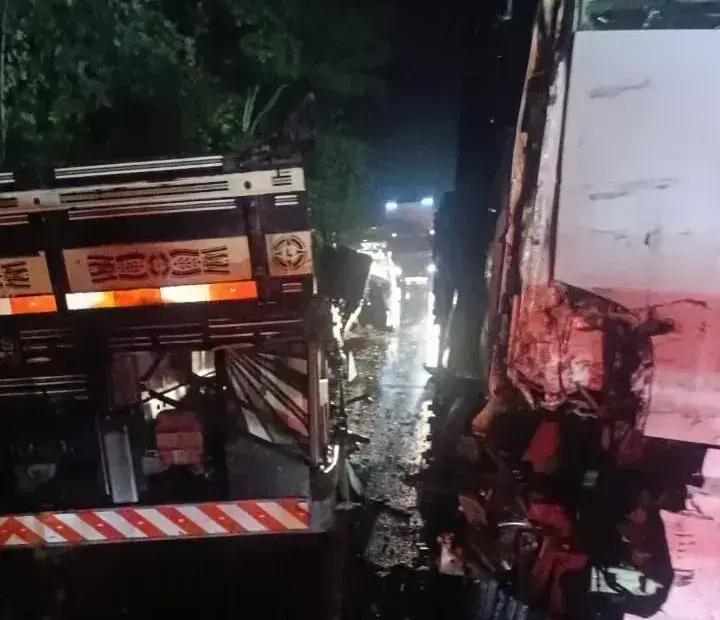 Colisão entre caminhões interdita BR-381 e causa derramamento de óleo