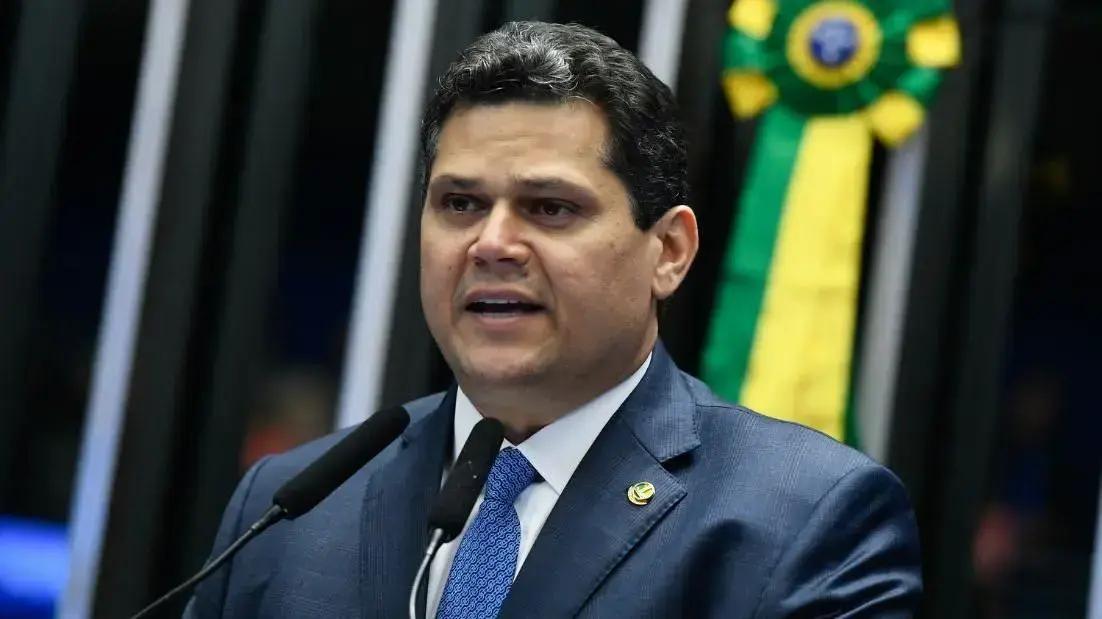 Davi Alcolumbre critica mídia e discute aumento na conta de energia elétrica