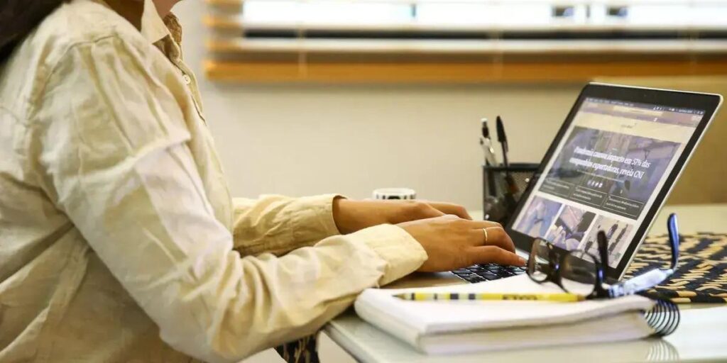 Estudo revela condições críticas do trabalho remoto globalmente