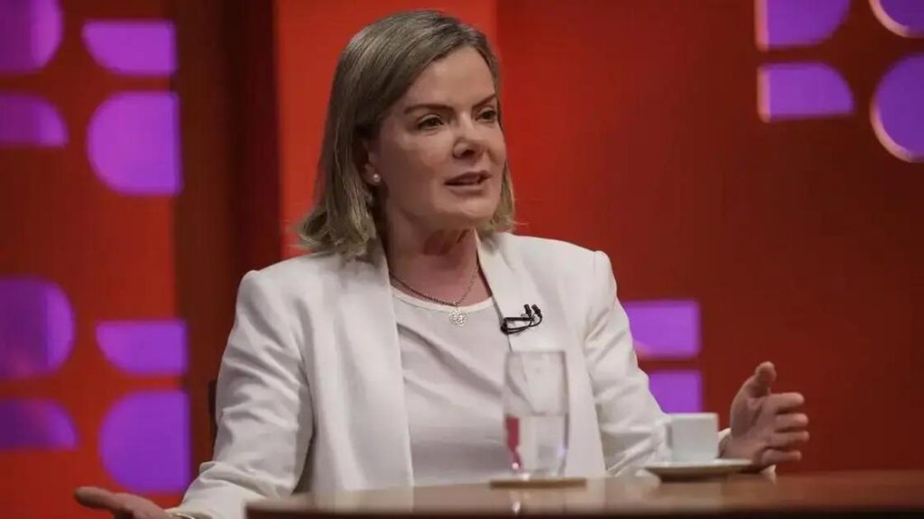 Gleisi Hofmann defende desenvolvimento e redução de impostos para trabalhadores