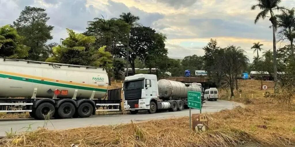 Greve de motoristas da Vibra Energia compromete abastecimento em Minas Gerais