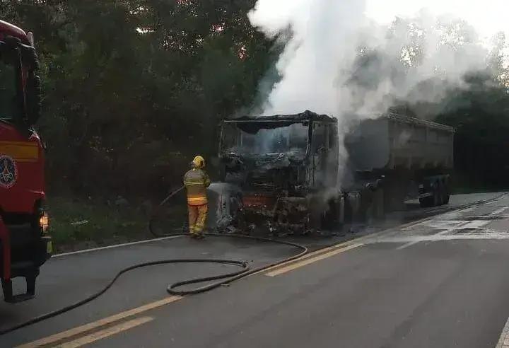 Incêndio em caminhão na estrada do Forninho é controlado pelos bombeiros