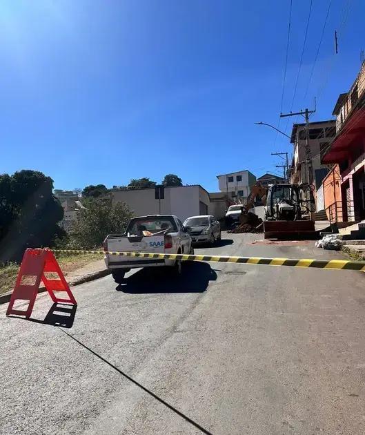 Manutenção do SAAE causa interdição na rua das Margaridas em Itabira