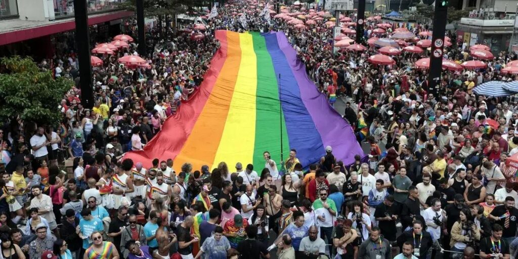 Parada LGBT+ de São Paulo destaca envelhecimento em meio à celebração