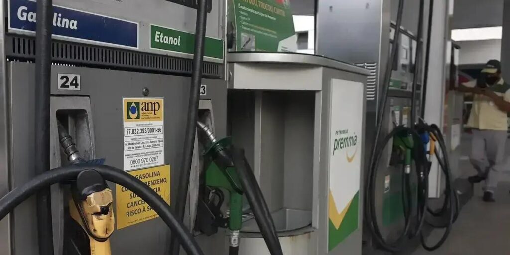 Petrobras anuncia redução de 5,6% no preço da gasolina A para distribuidoras