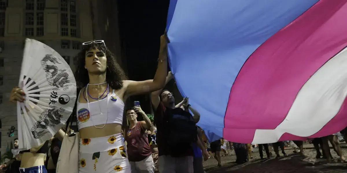 População trans critica nova idade mínima para terapia hormonal no Brasil