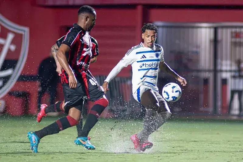 Técnico Leonardo Jardim critica condições do gramado em empate entre Vitória e Cruzeiro
