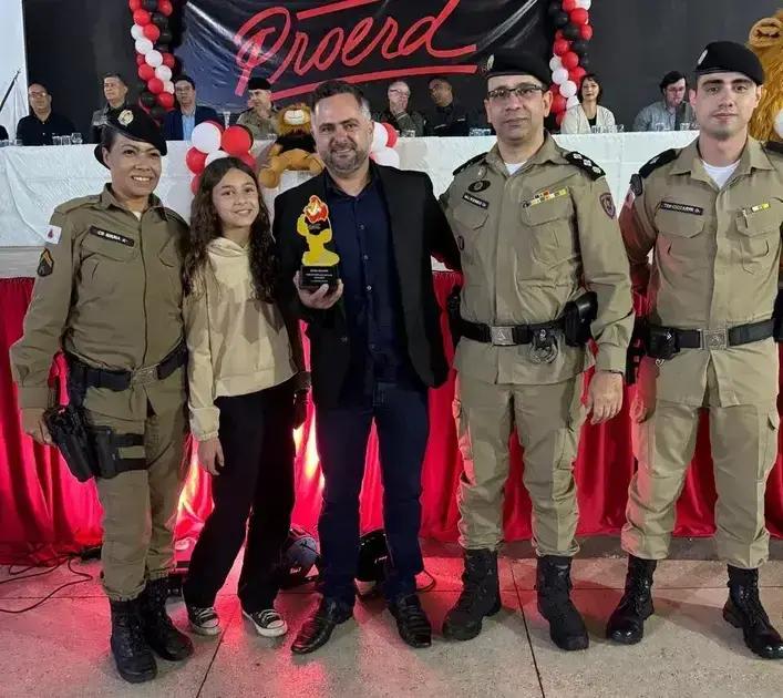 Vereador Carlinhos Bicalho recebe homenagem do Proerd em João Monlevade