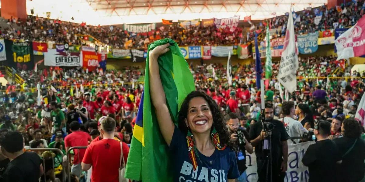 Bianca Borges assume presidência da UNE em defesa da soberania nacional