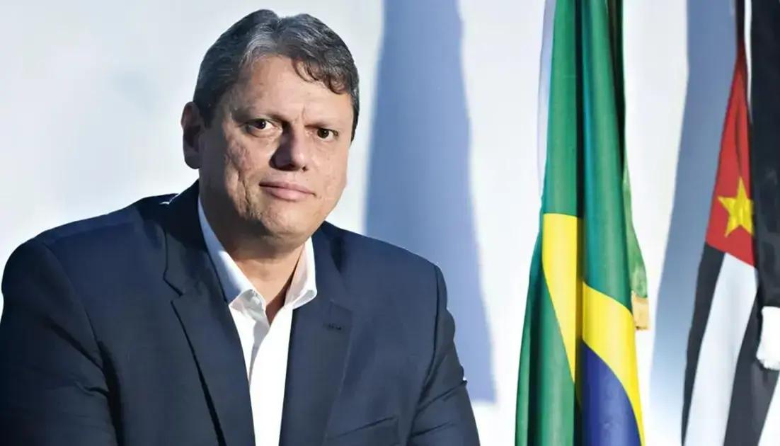 Bolsonaro tenta apaziguar conflito entre Eduardo e Tarcísio