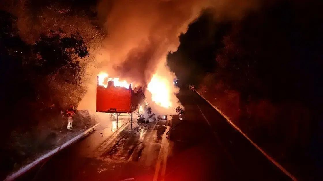 Bombeiros atuam em incêndio em carreta na BR-251, Salinas-MG