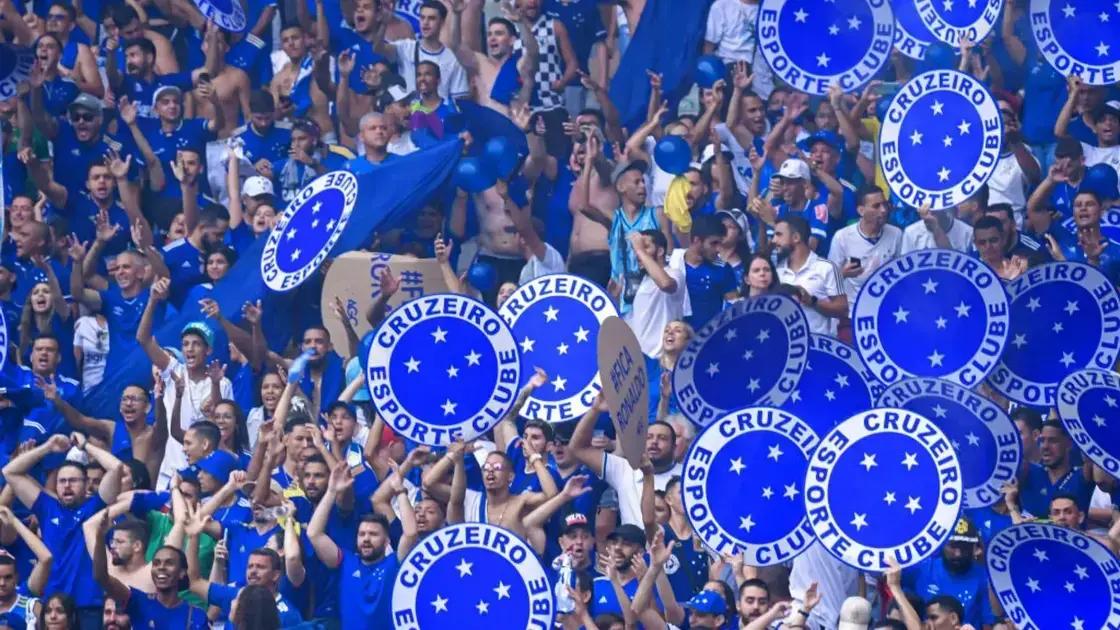 Cruzeiro goleia Grêmio e se aproxima do Flamengo no Brasileirão
