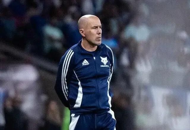 Cruzeiro recebe o Ceará em busca de manter liderança no Brasileirão