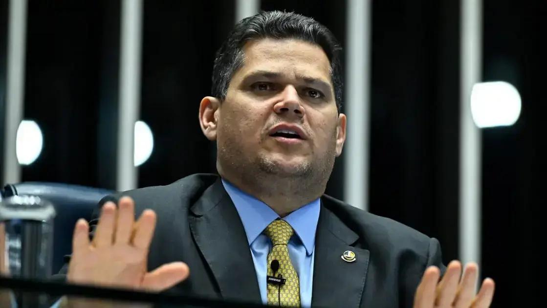 Davi Alcolumbre anuncia promulgação de projeto referente a deputados