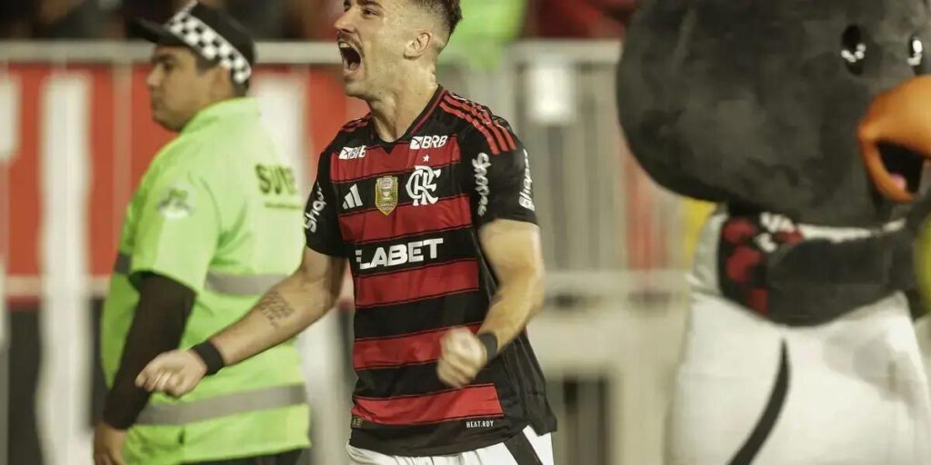 Flamengo conquista liderança do Campeonato Brasileiro com vitória sobre o Galo