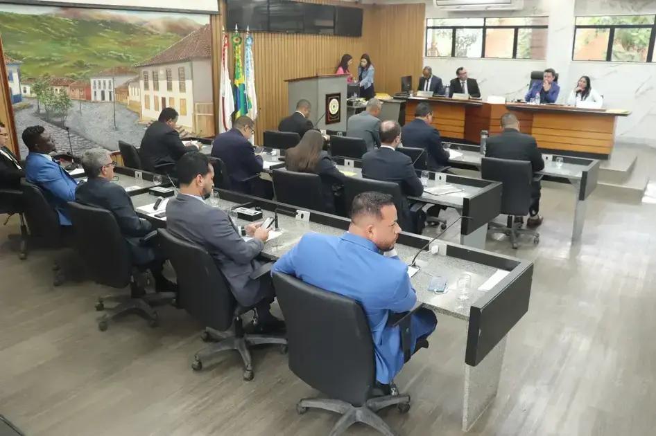 Itabira aprova redução de 15% nos salários do prefeito e secretários