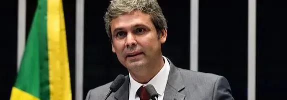 Lindbergh solicita bloqueio de salário de Eduardo Bolsonaro: R$ 700 mil mensais