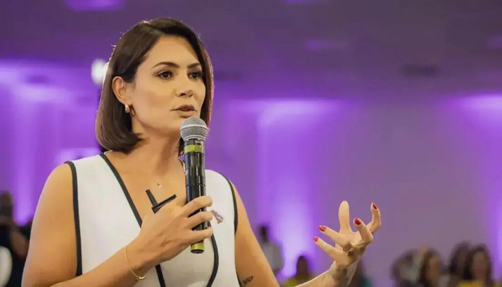 Michelle Bolsonaro assume protagonismo político na agenda de Jair