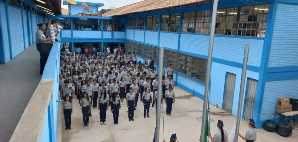 Minas Gerais suspende adesão ao modelo cívico-militar em escolas estaduais