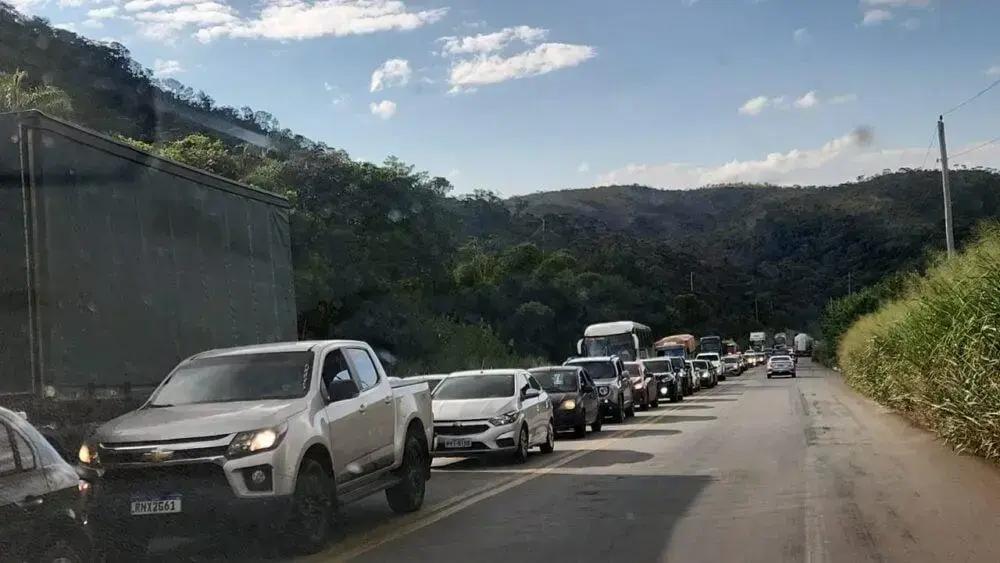 Motoristas em situação de risco na BR-381: tráfego na contramão em Caeté
