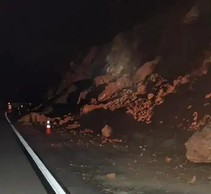 Nova 381 implanta desvio de mão dupla após queda de talude em Antônio Dias