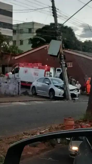 Acidente com Toyota Corolla em Itabira: motorista passa mal e bate em poste