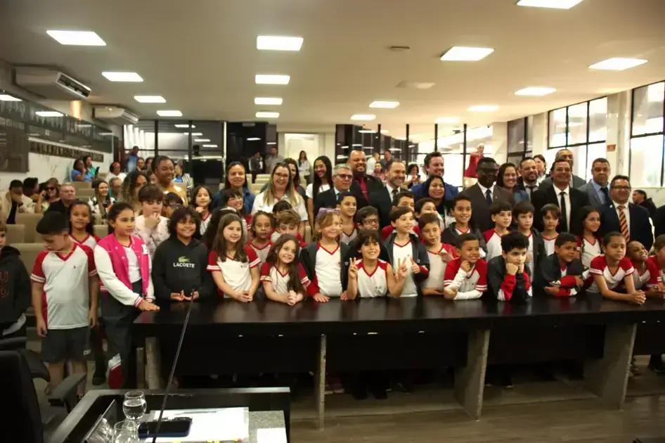 Alunos do Colégio Nossa Senhora das Dores visitam a Câmara Municipal de Itabira