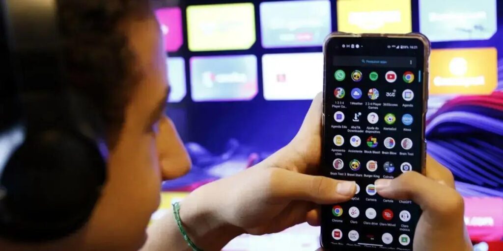 Câmara aprova projeto de lei para proteger crianças nas redes sociais