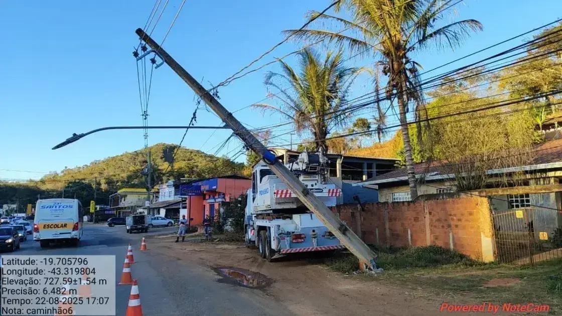 Caminhão derruba poste em Itabira e deixa bairro Chapada sem energia