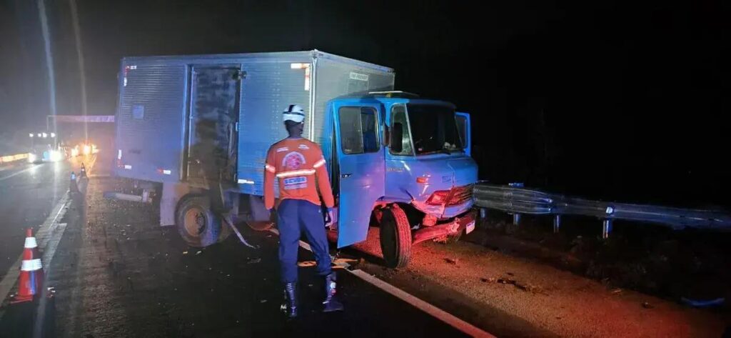 Colisão entre carreta e caminhão provoca congestão na BR-381 em João Monlevade