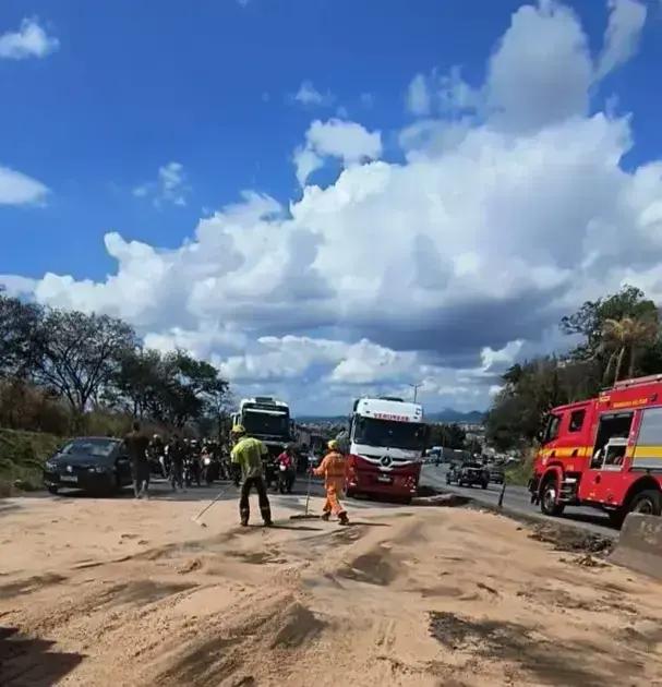 Colisão entre carro e caminhão gera derrapagem no Anel Rodoviário de BH