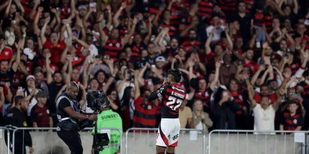 Flamengo vence Internacional e garante vantagem nas oitavas da Libertadores