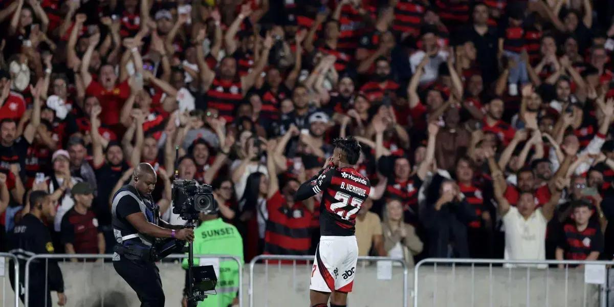 Flamengo vence Internacional e garante vantagem nas oitavas da Libertadores