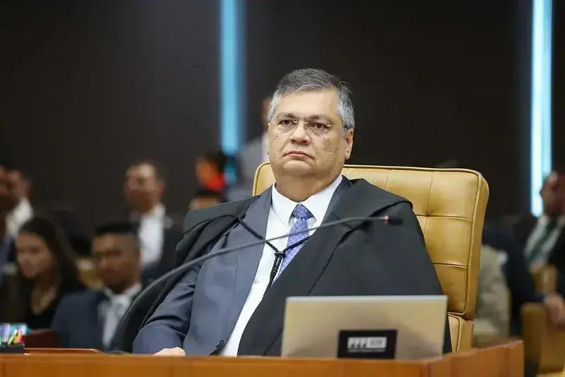 Flávio Dino impede sanções a Alexandre de Moraes aplicadas por bancos brasileiros