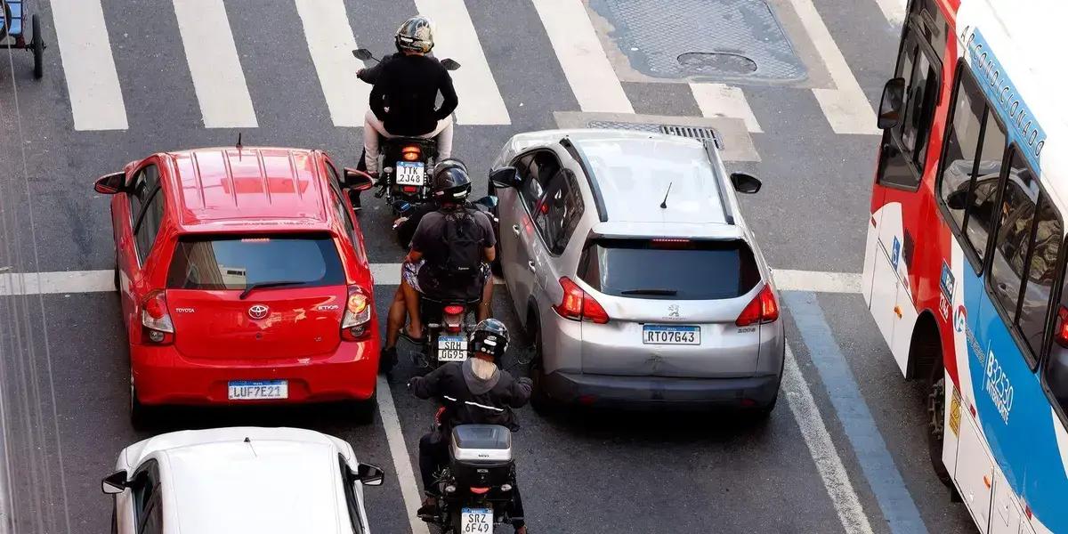 Impacto de acidentes com motociclistas no SUS: cirurgias adiadas