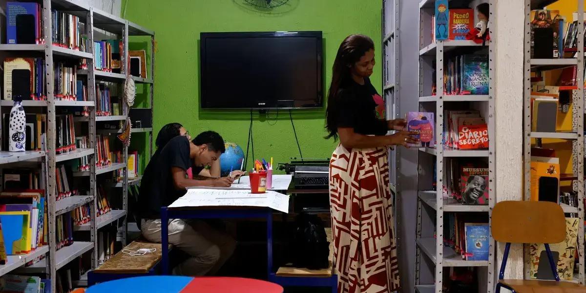 Iniciativas culturais incentivam leitura e aproximam jovens dos livros no Brasil