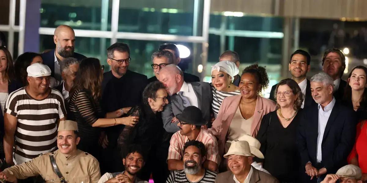 Lula destaca importância da cultura ao receber equipe de 'O Agente Secreto'