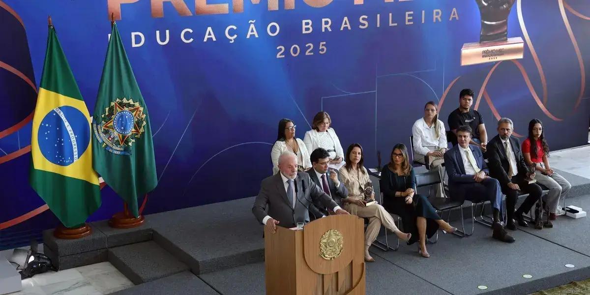 Lula entrega Prêmio MEC e destaca a evasão escolar como prioridade