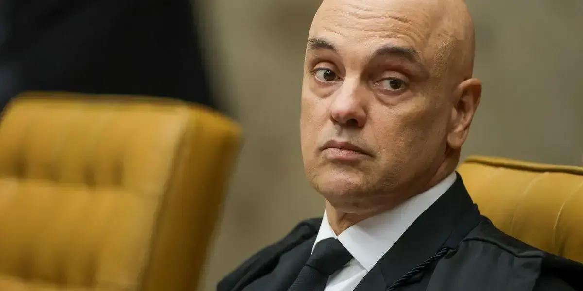 Ministro Moraes determina prisão domiciliar para Jair Bolsonaro
